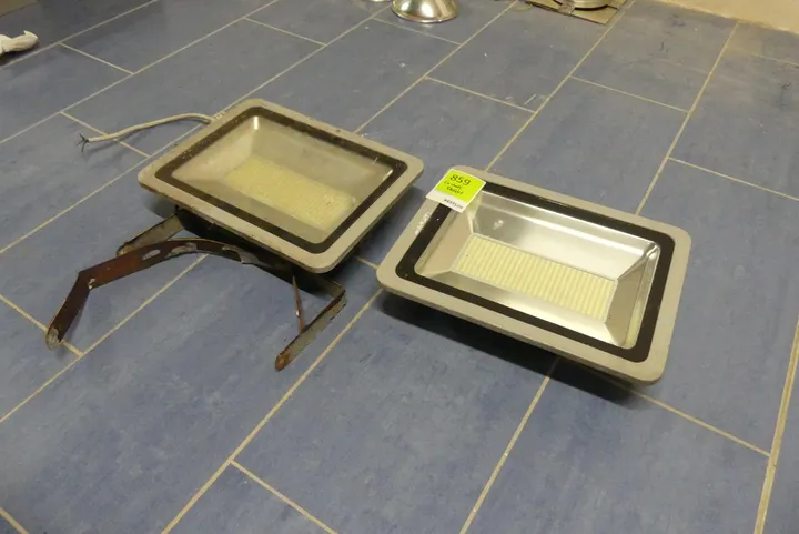 2x LED Floodlight (vermutlich defekt)